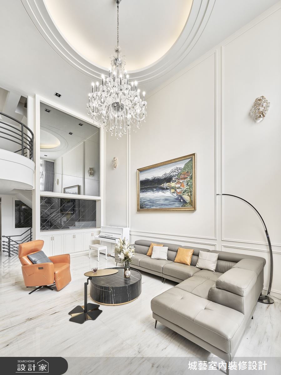 為了將水晶吊燈做到最好的呈現,梯間運用灰鏡遮蔽樓梯,也透過反射延伸水晶燈的氣勢感。