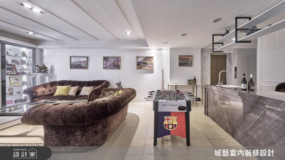 多功能室除了放置沙發與遊戲桌,也配置了小吧檯提供來客可以在此小酌休憩。