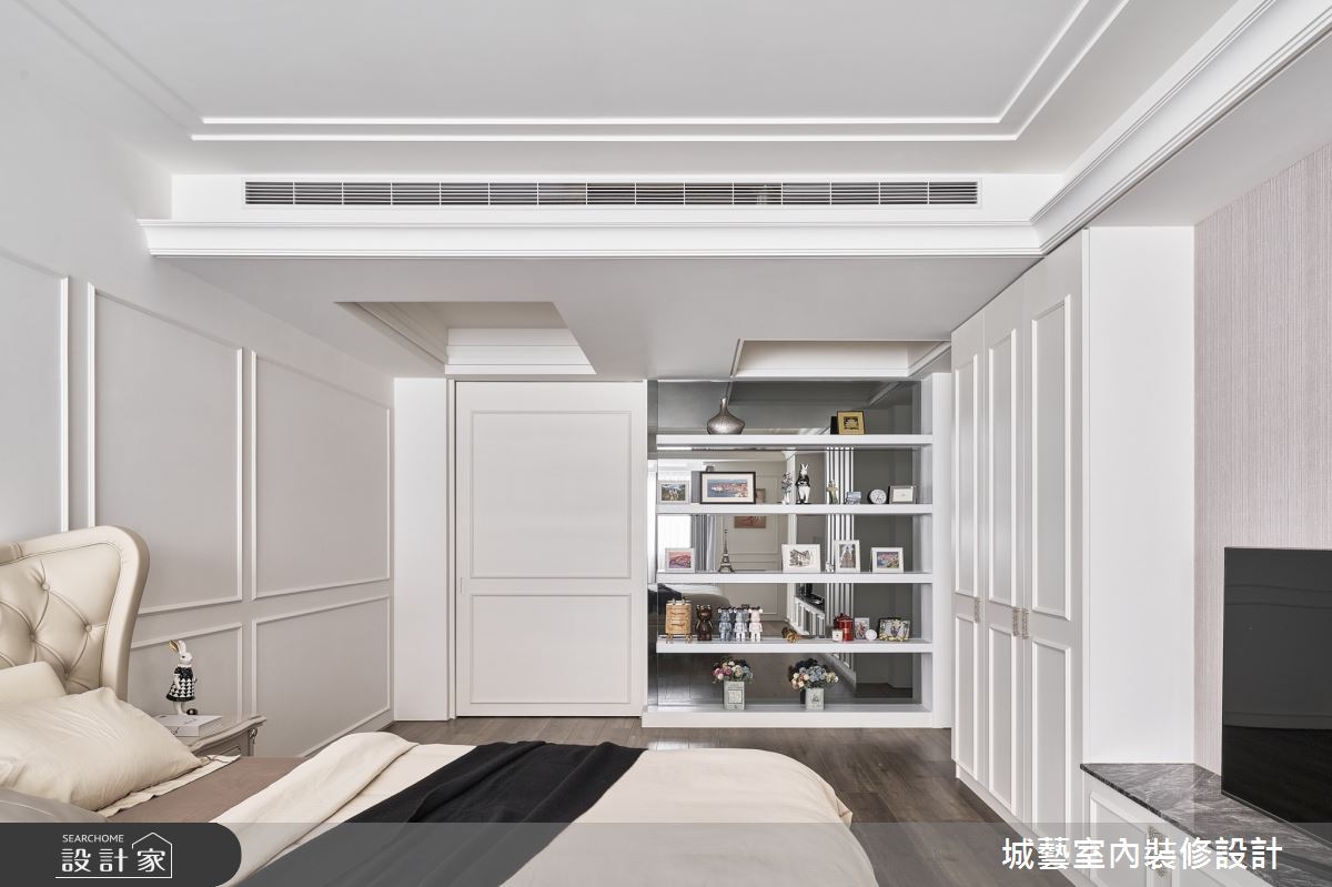 主臥室展示櫃在內側運用灰鏡材質,放大視覺空間。