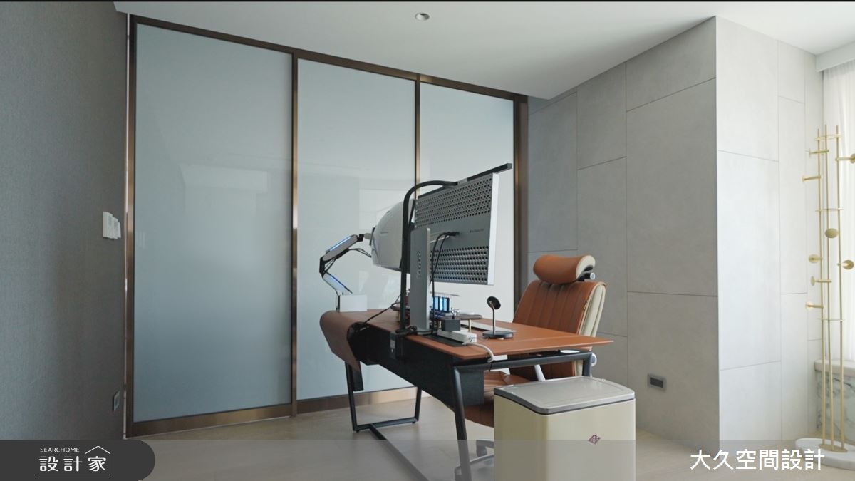 書房配置電控玻璃拉門,呈現半透明及不透明兩種模式,藉由切換狀態,來示意家人需要安靜的辦公時刻。