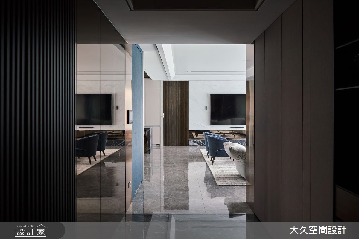 二進式的玄關,延續大理石地坪,讓整個尺度加大,擘劃氣派感,延展視覺及帶動空間動線。
