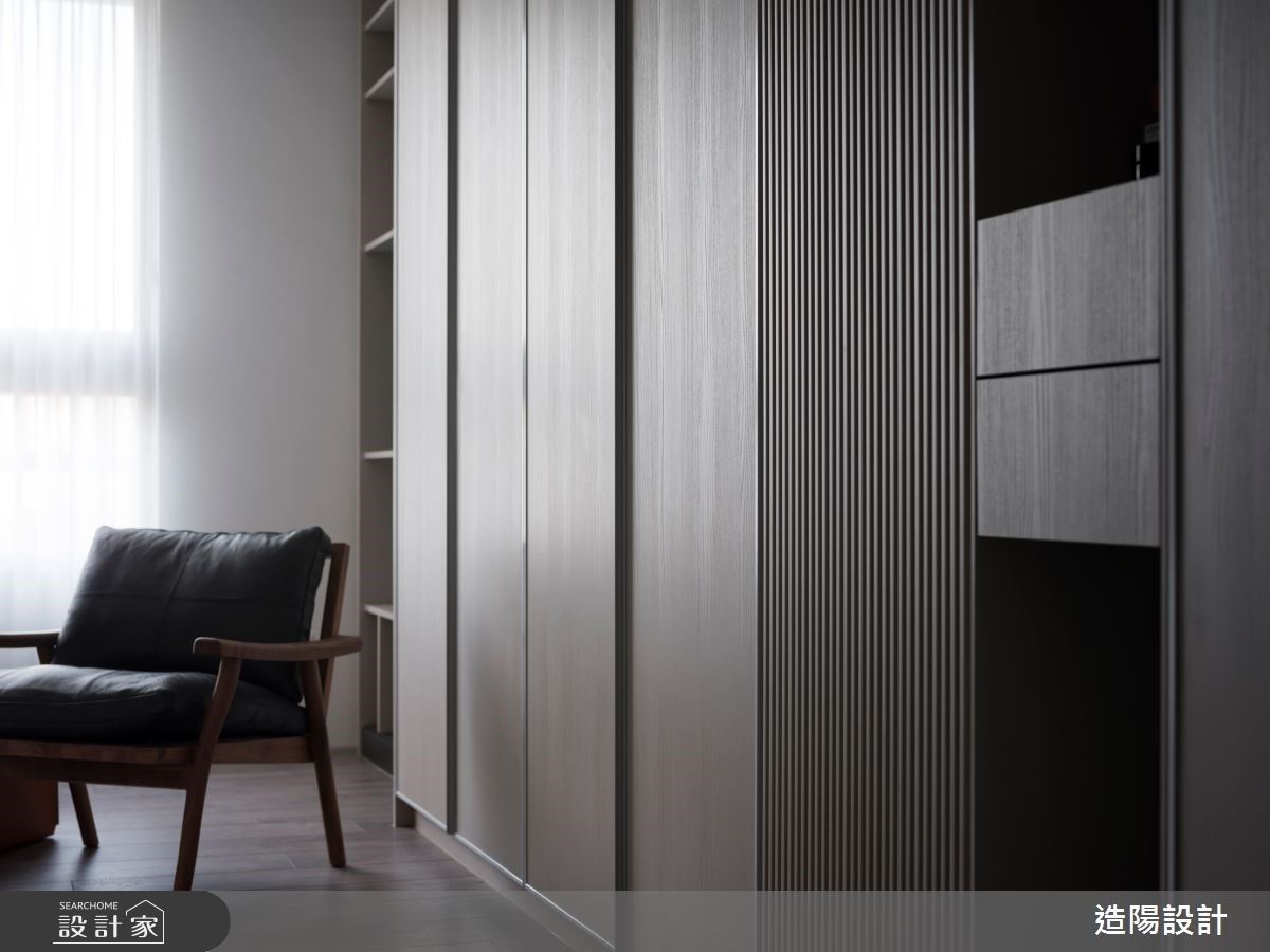 男主人有聽新聞的習慣,所以在空間內保有一個閱讀空間,成為他生活日常的角落。