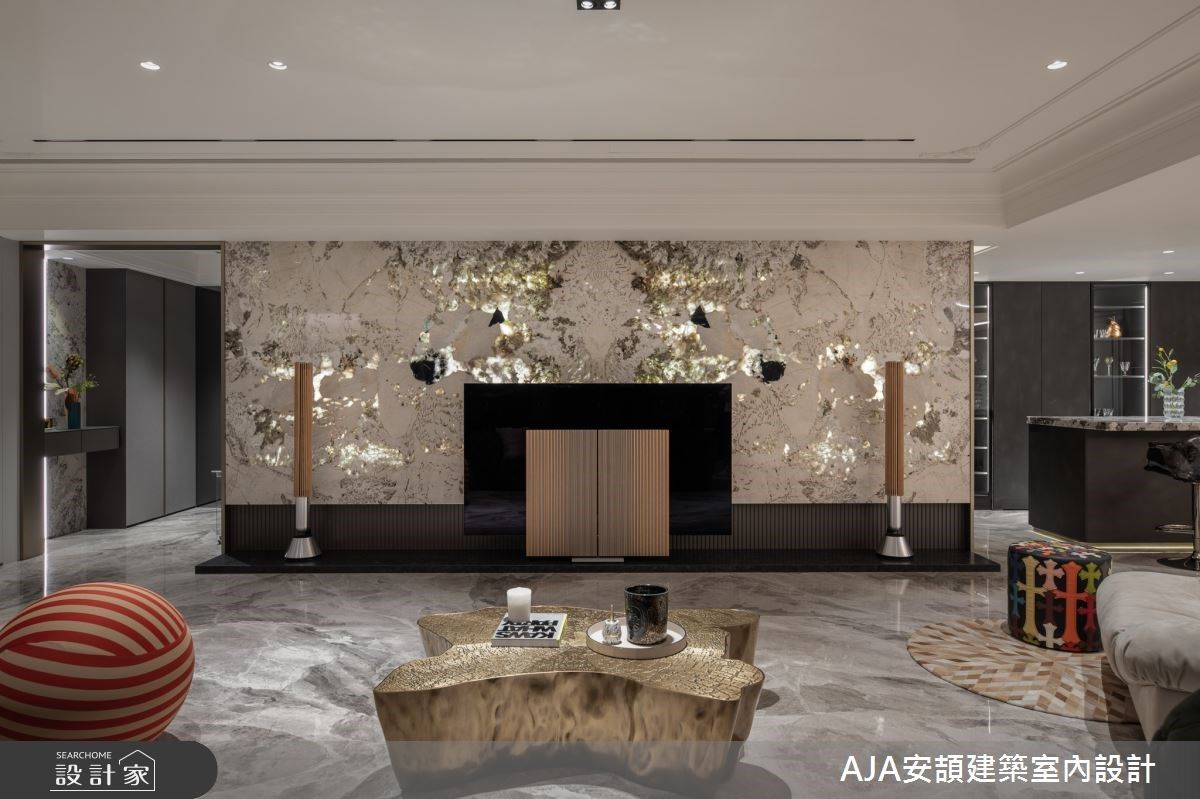 發揮大理石透光的特性,在光影的流動下呈現出漂亮的紋理,讓電視牆成為空間的吸睛焦點。
