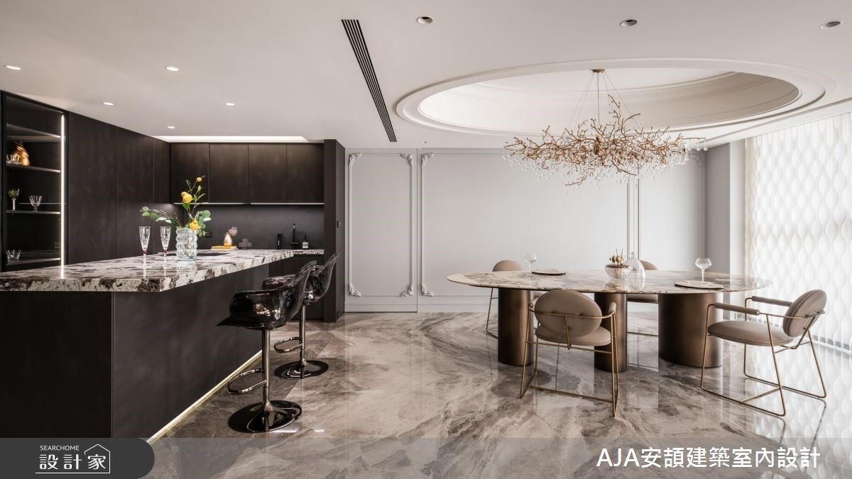 餐廚區整體延續精緻氛圍,除了藝術燈飾作為要角,襯托的新古典元素也隱隱流露高貴氣質。