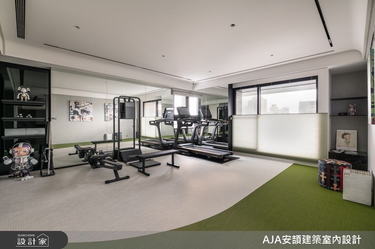 健身房展現居住者平時愛好運動的興趣,運動區的兩側也另外規劃了層架與櫃體作為展示用。