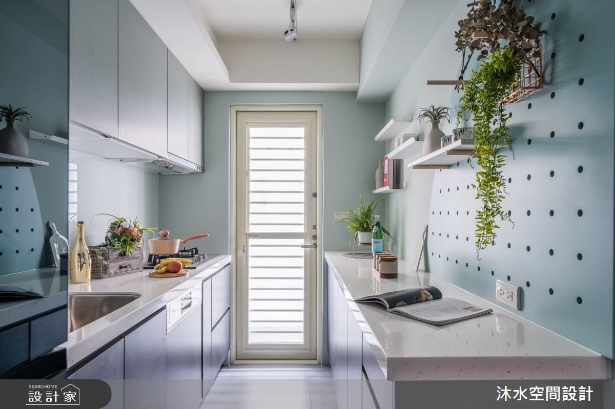 運用牆面層板、洞洞板補充收納