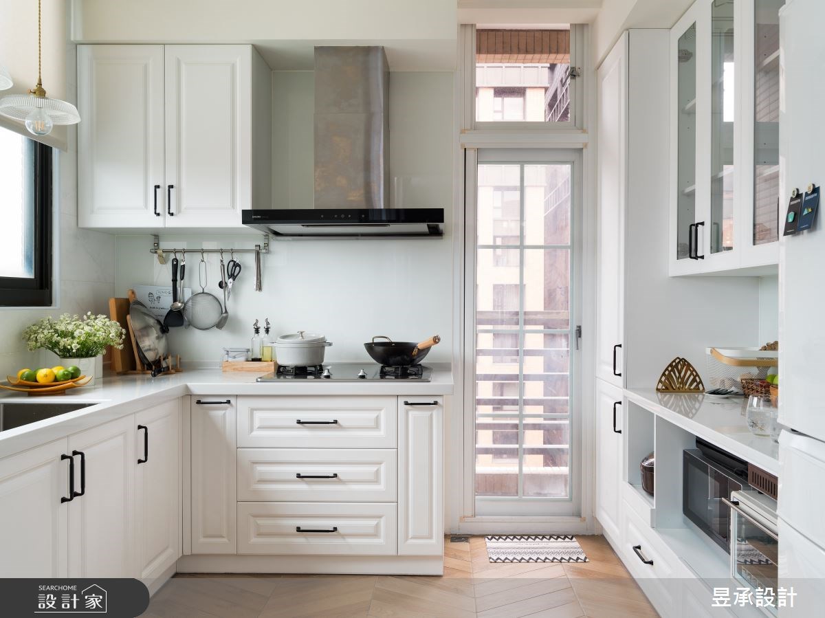 電器櫃也可以設計伸縮抽板放置電鍋