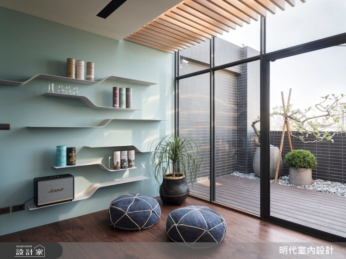 75 坪的透天別墅頂樓,以景觀咖啡廳為主軸,有效串連室內及露台場域,以一杯香氣四溢的咖啡揭開每日的晨起序幕。