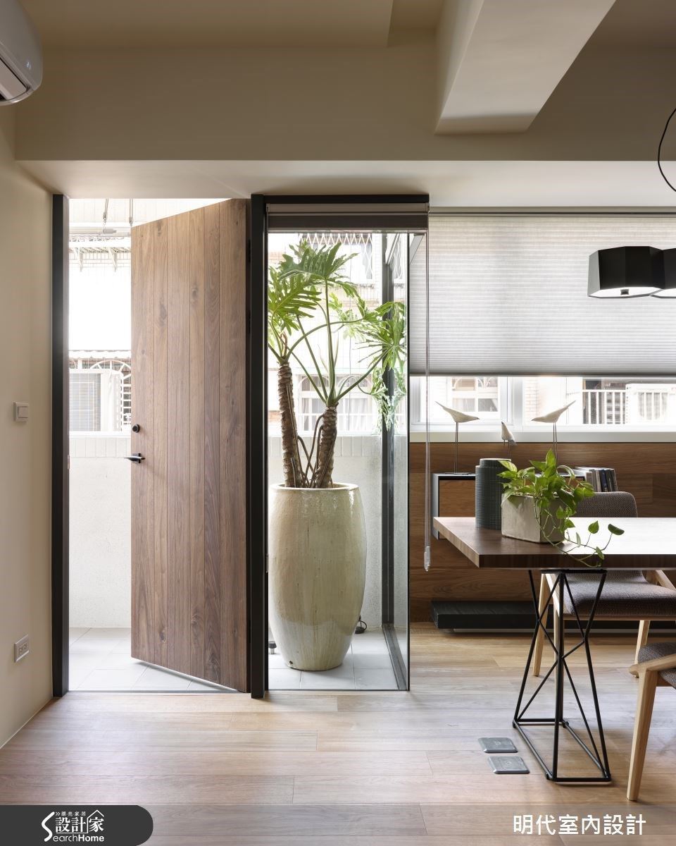 善用陽台的畸零一隅,為居者創造一抹綠的角落,貫徹自然宅理念,同時導引陽光走入空間的下半段。