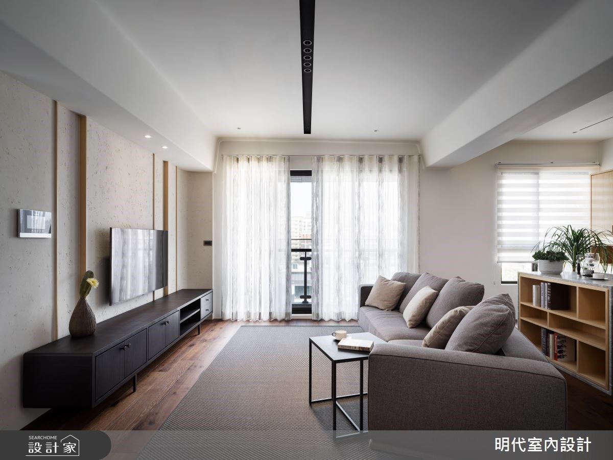 居宅原先的樑柱,暗喻著客廳與餐廳的場域分界,同時定位休憩沙發及閱讀、用餐機能合一的書桌場域,將影視需求規劃於開窗面積大的落地窗旁。