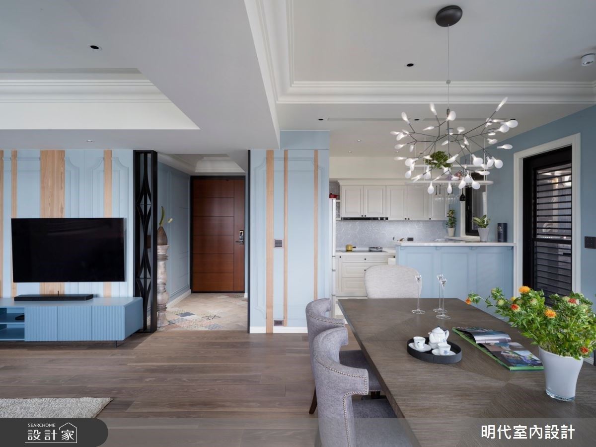 由入門玄關廊道為起點延伸,入室後分化客廳及餐廚兩空間的行走動線,充裕又彈性。