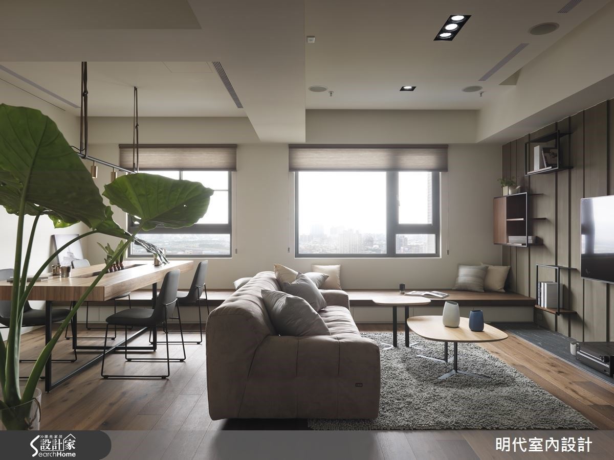 此案以平行軸線的配置法,規劃客廳及餐廳兩場域,同時考量親友來訪時需要充裕的坐立位置,預留臨窗處增設休憩臥榻,不僅有效串連場域,更保有客餐廳的獨立機能。