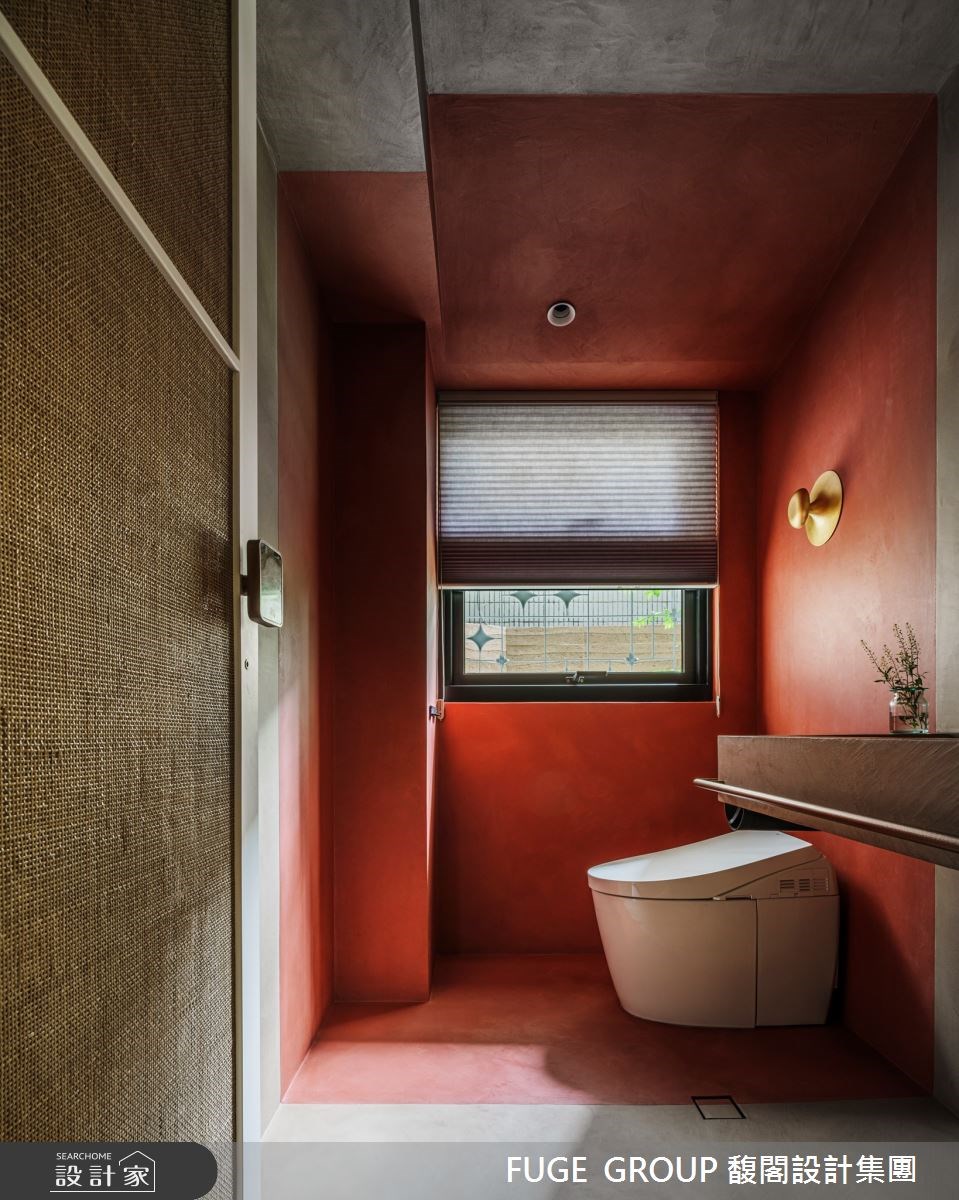 浴室防水塗料可以從天花板延伸到牆面和地板