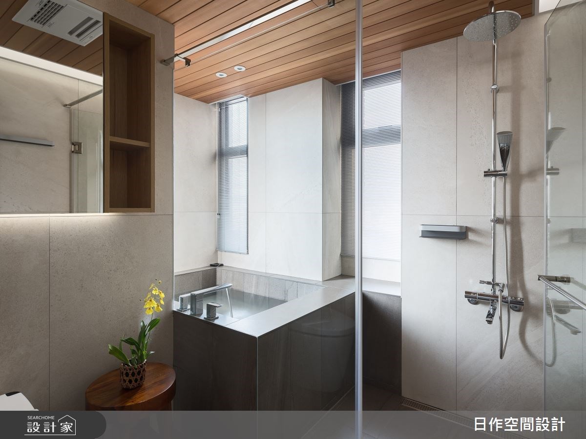浴室天花板也可以使用實木,常見的木種像是帶香氣的檜木