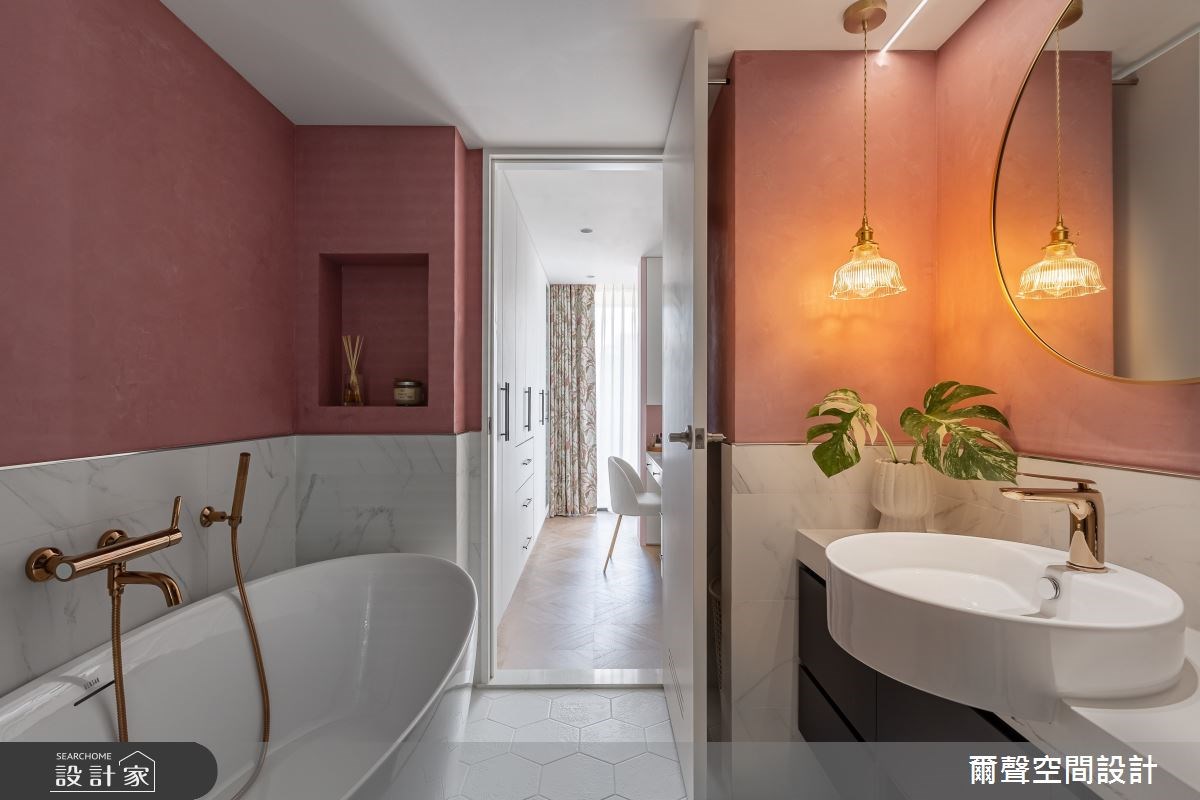 浴室平開門可以向內推或向外開的方式