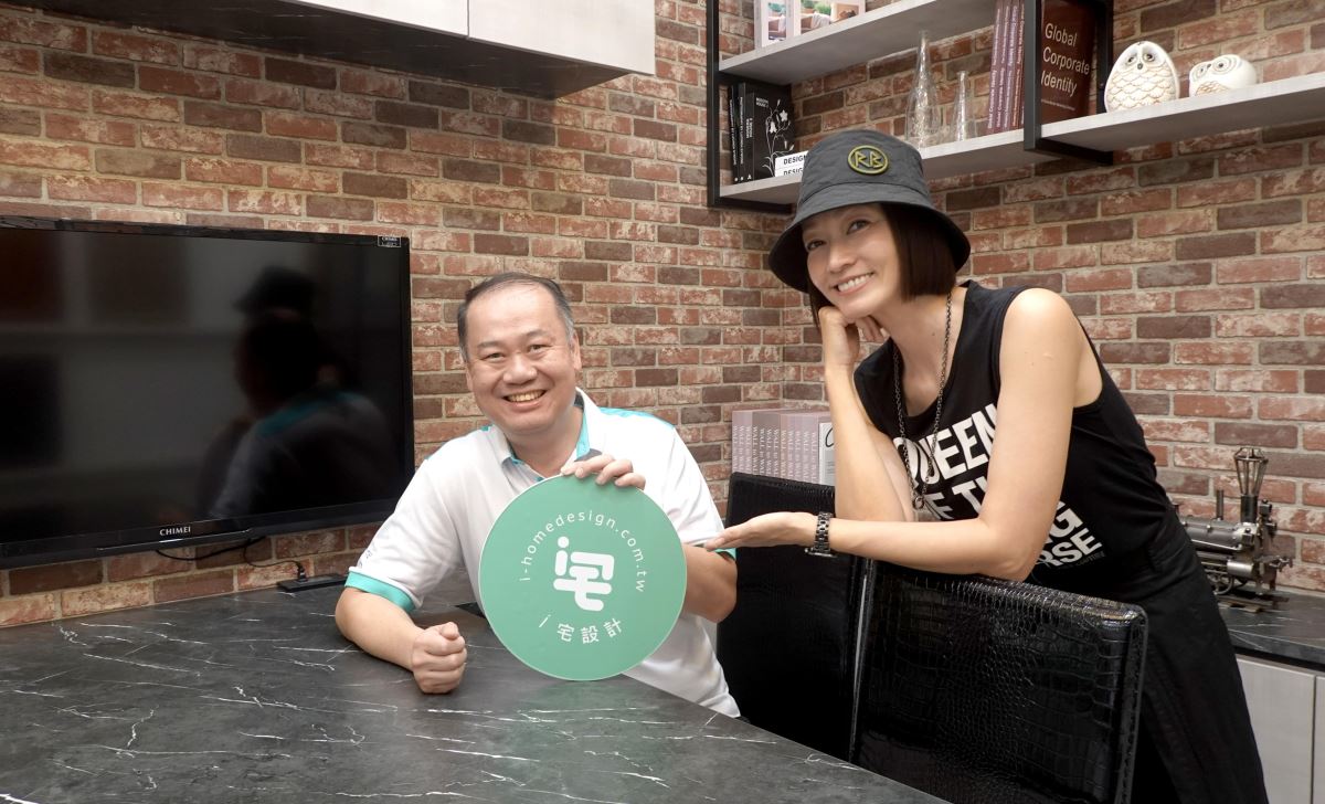 「生活宅一起，簡約好設計」i 宅設計輕裝修，為青年首購族打造品味生活，歐德集團總經理陳國甫(左)和藝人潘慧如開心合影(右)。