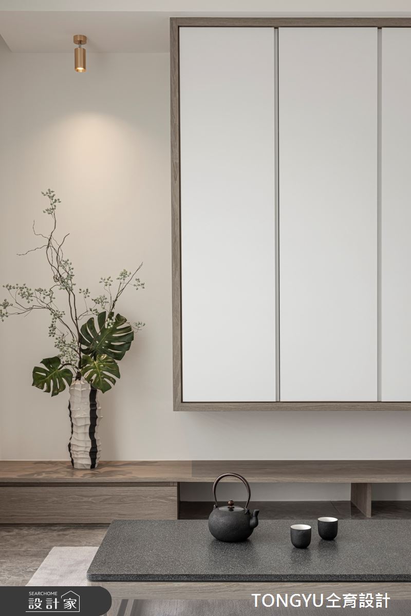 多功能室為了滿足居住者生活型態,以簡約舒適的風格設置了收納櫃、茶桌等器具。