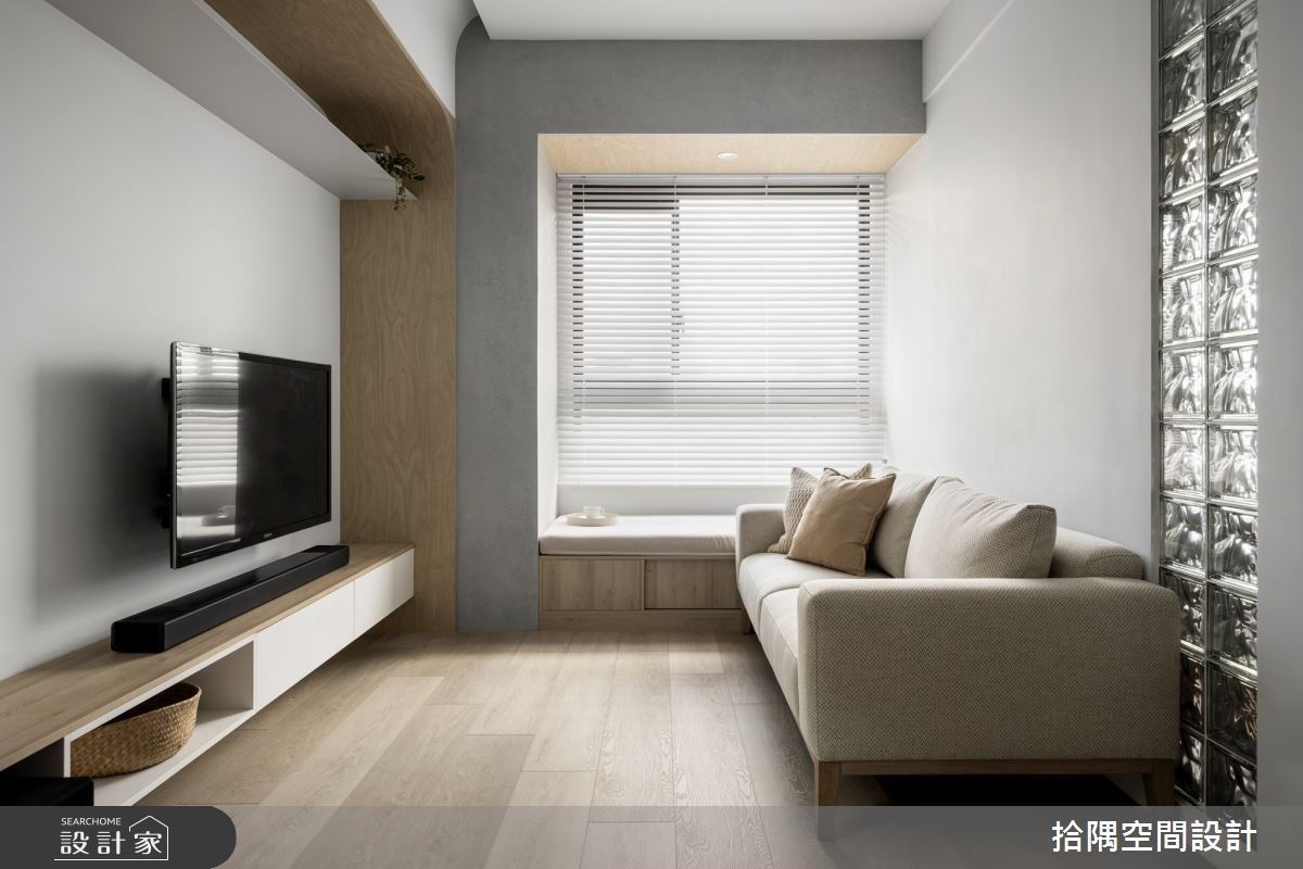 客廳電視牆設計採簡潔俐落的視覺,立面用鐵件搭上木作,形塑比較輕盈的視覺感。