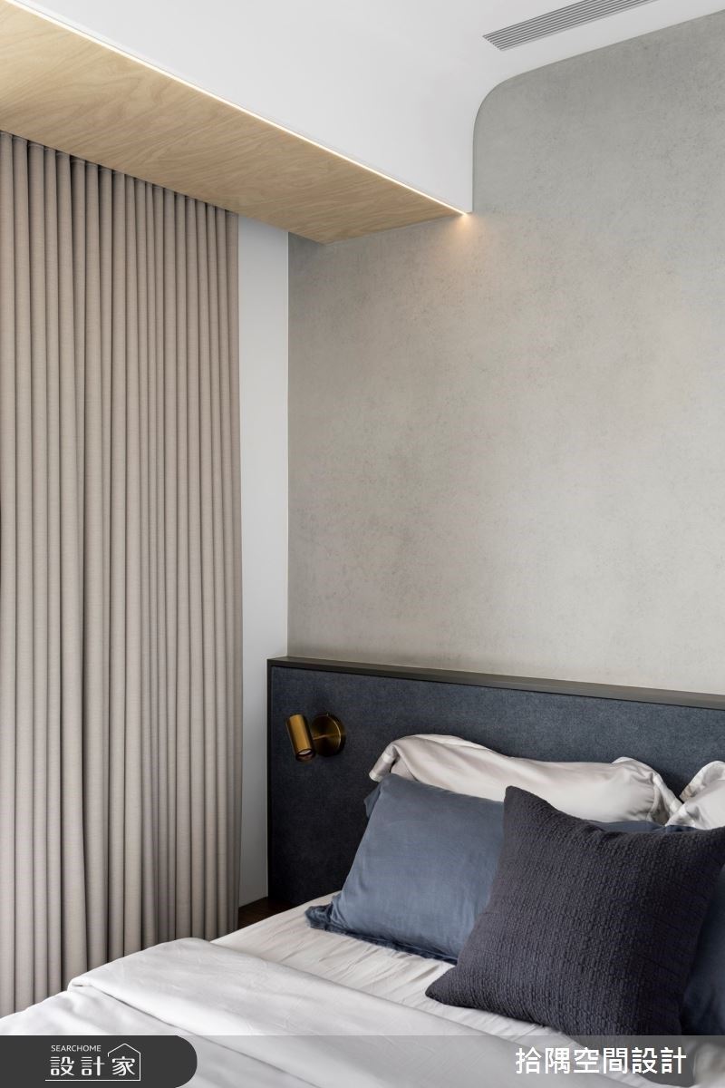 面對天花板上存在樑的問題,設計師使用弧形設計加以修飾,增添空間的柔和感與舒適度。