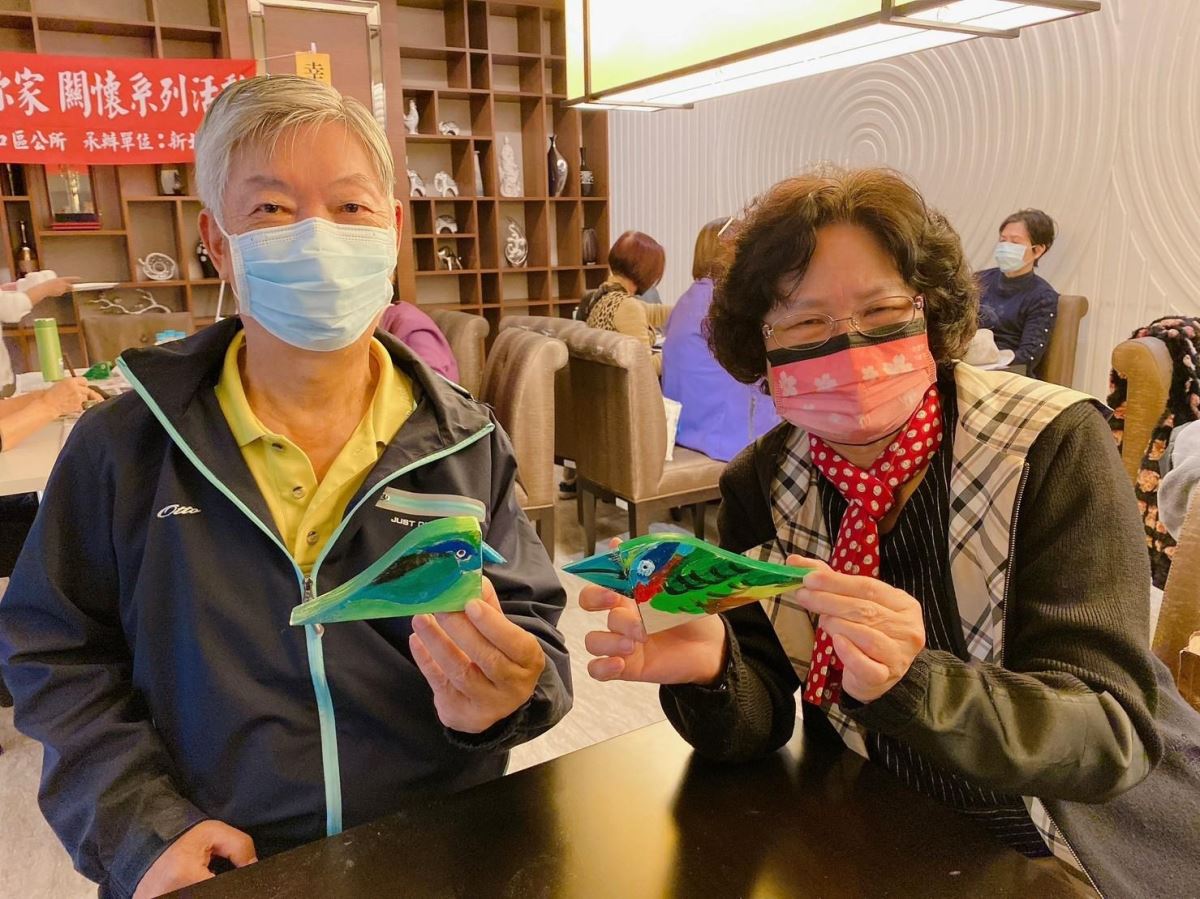 木作森活帶領長輩們用畫筆玩創意,彩繪森活小鳥,共度歡樂時光。
