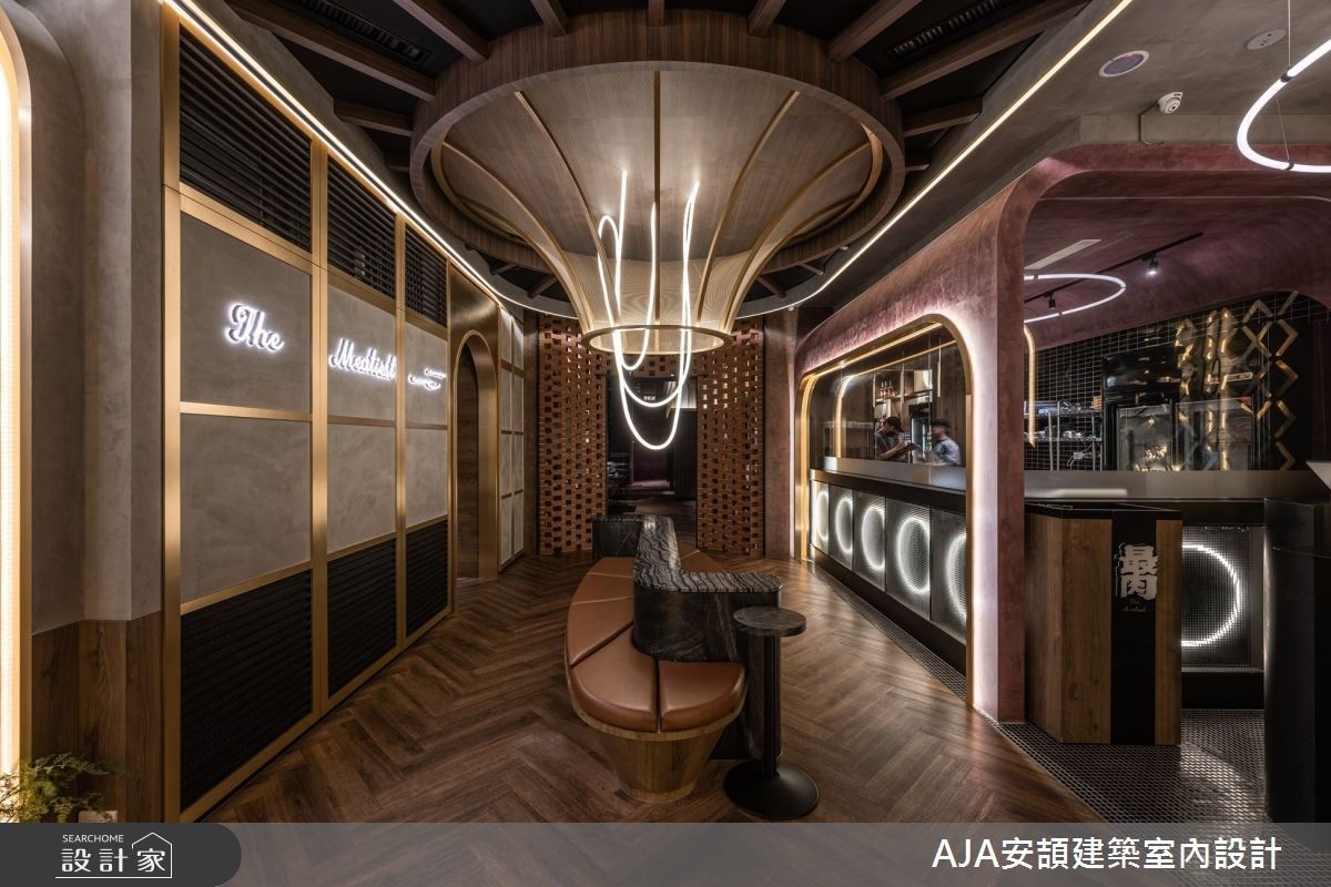 由接待大廳一路往內,經過等待區與切肉展示吧檯,穿過紅磚門牆,逐步走入這場大人味的盛宴。