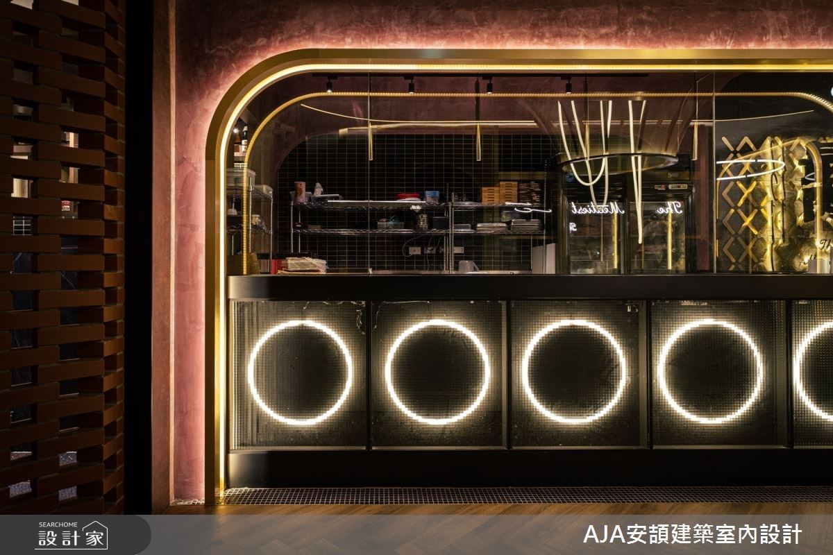 切肉展演吧檯,前方的立面植入猶如裊裊煙圈的燈光,由長虹玻璃反射透出,對比展演區的切肉實境,將虛的意境與實的操作相互結合。