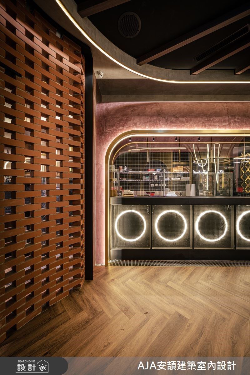 紅磚牆拱門,具有歷史與人文意涵的建築材料,藉此喚起人們最原始的記憶,同時帶入時間感。