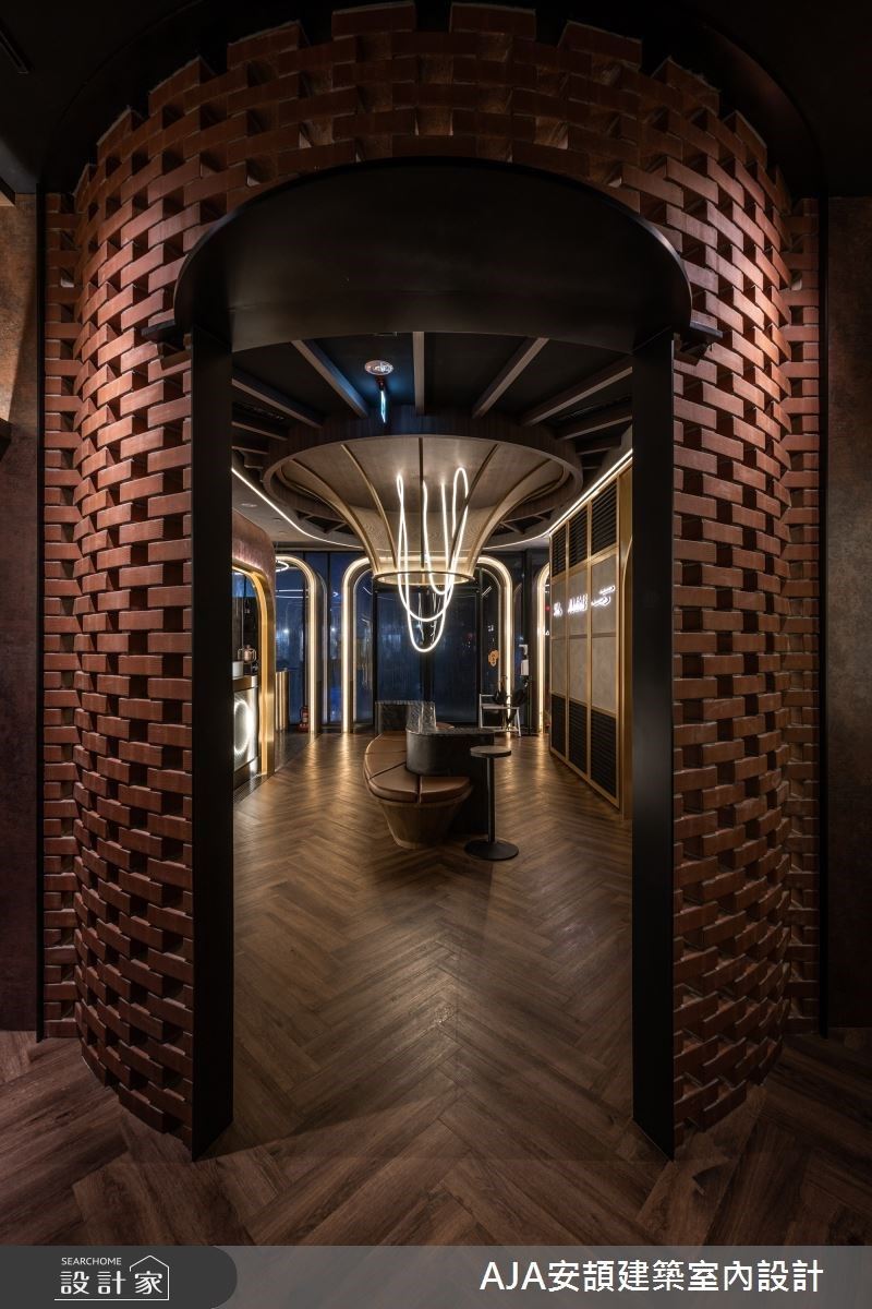 以縷空的紅磚牆拱門將候位與用餐的客人分開,卻又能透過縷空的間隙,隱約窺見內部的盛宴非凡。