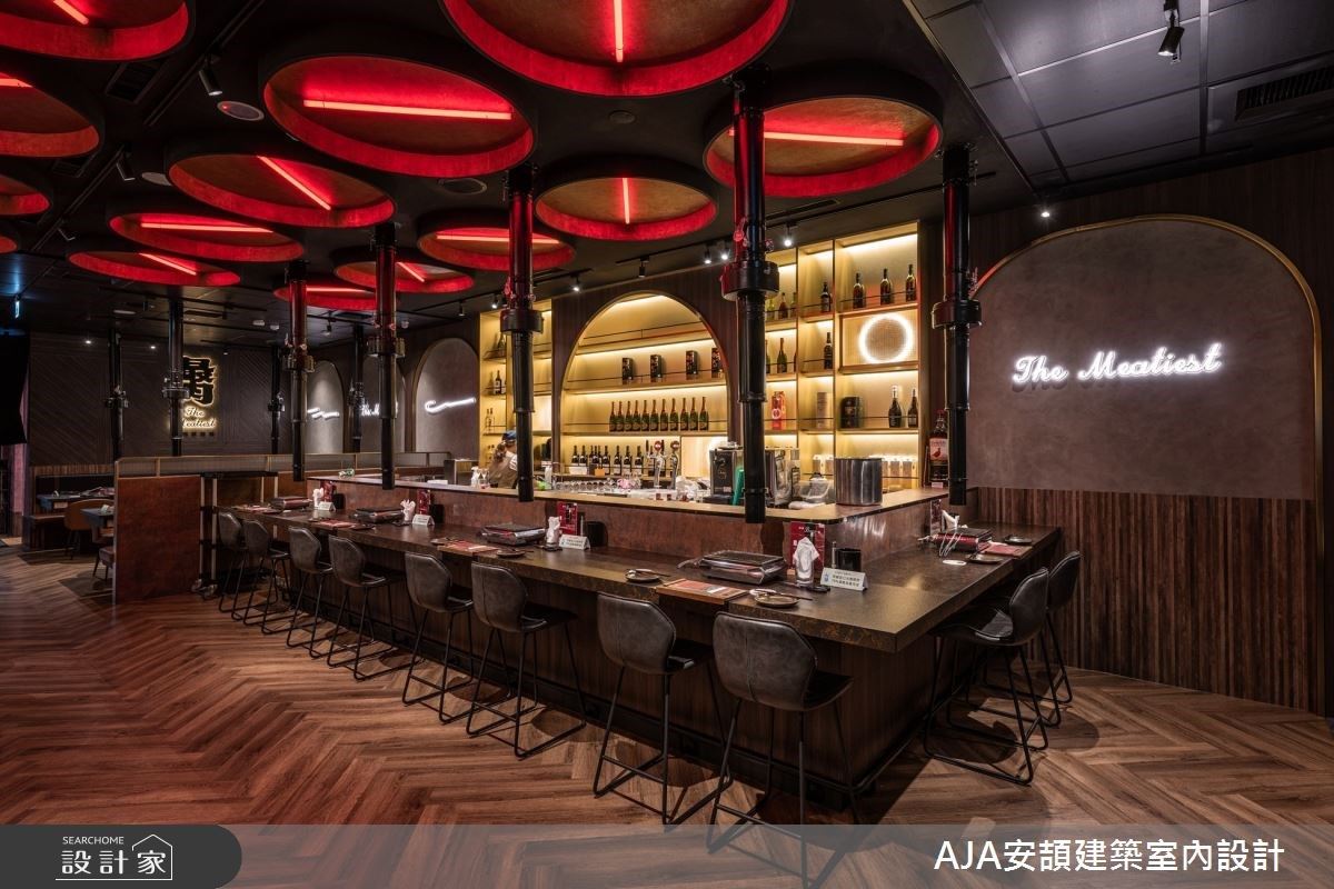 2F 酒吧空間金色的酒櫃,吧檯表面設計使用鐵鏽金屬系統板材,表面粗獷的紋路,紅色的燈管反射在鏽蝕的面材上,鋪陳出紙醉金迷的微醺氣氛空間,以及粗曠成熟的大人魅力。