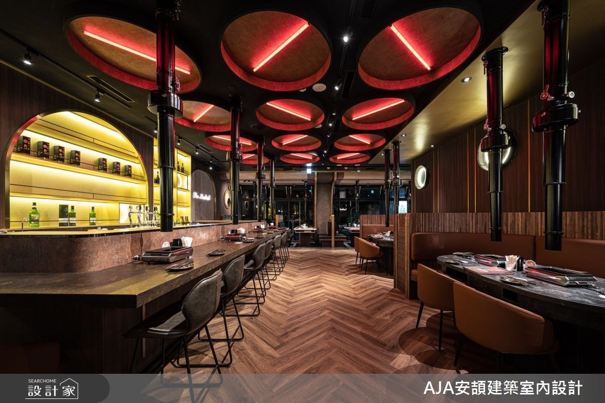 人字拼的深色木紋地板,使用各種深淺色木條交錯排列,自然質樸。