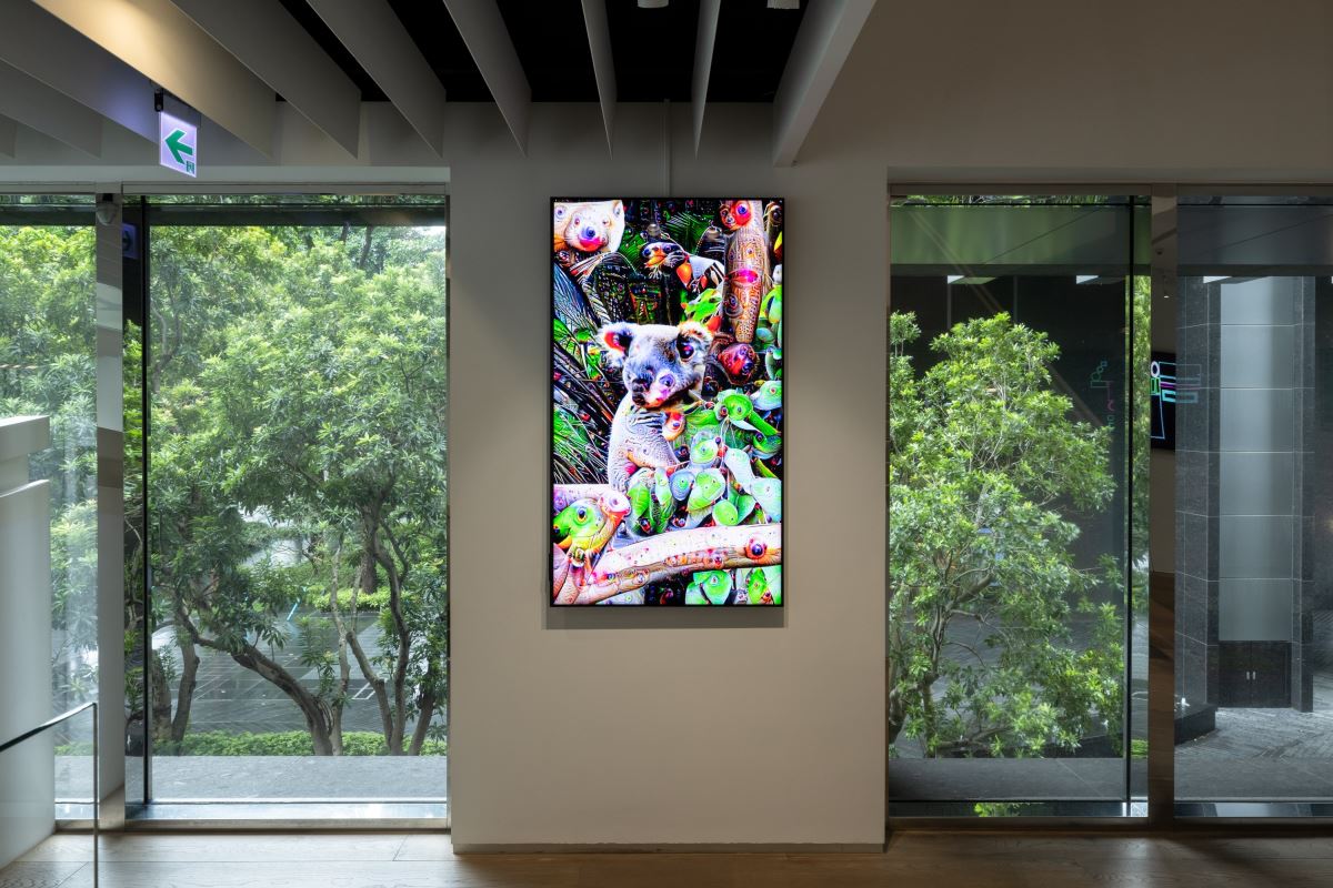 Aiden Faherty全球首展的影像作品〈穿越超驗森林之旅〉透過AI深層學習模型捕捉自然界資訊生成的生態系©忠泰美術館