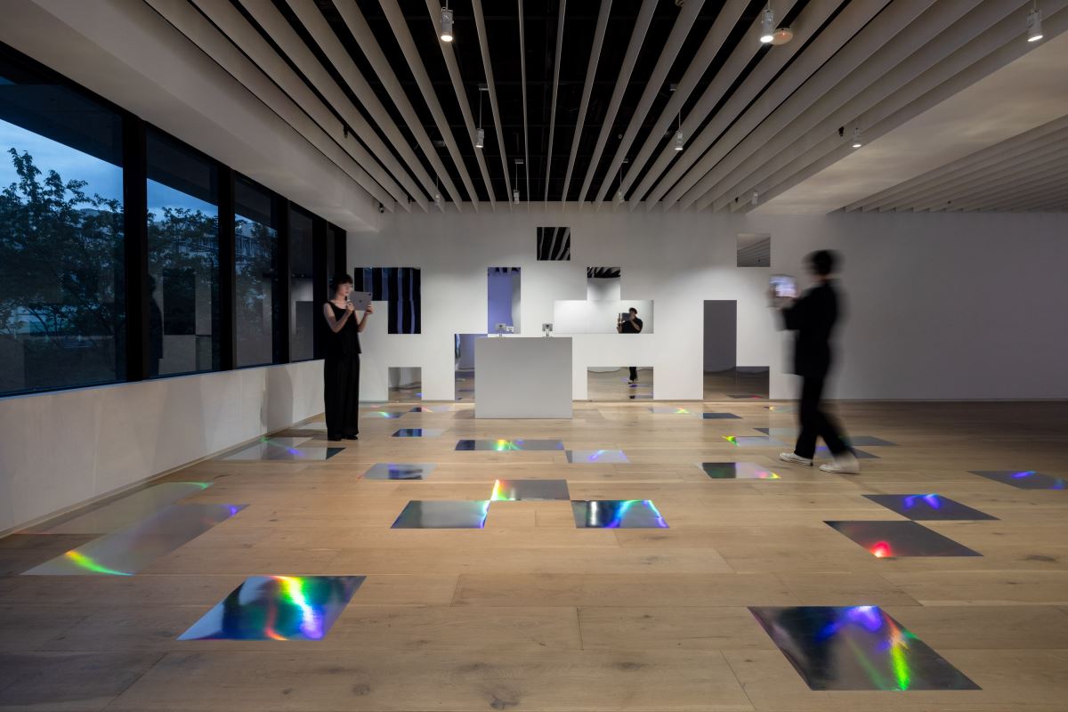 德國藝術家Martin Backes的AR創作〈我知道什麼?我只是個機器?!〉,讓觀眾透過行動裝置與懸浮在美術館空間內的正圓球形機器人相遇、對話 ©忠泰美術館