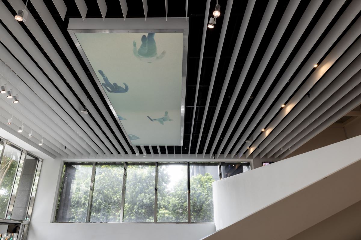 陳萬仁作品〈歪腰一下〉,位於美術館天井中,藝術家3D繪製的人形,將現實去背進行數位縫  ©忠泰美術館