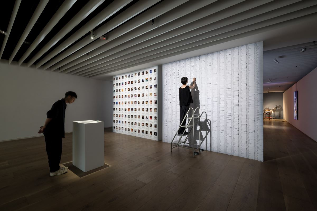 陽春麵研究舍─陳姿尹、莊向峰,空間互動裝置〈Inter net – Labeling me〉可見AI判讀標記、搜尋引擎記錄,及機器人與觀者「眾包標註」下的「我」的形象 ©忠泰美術館