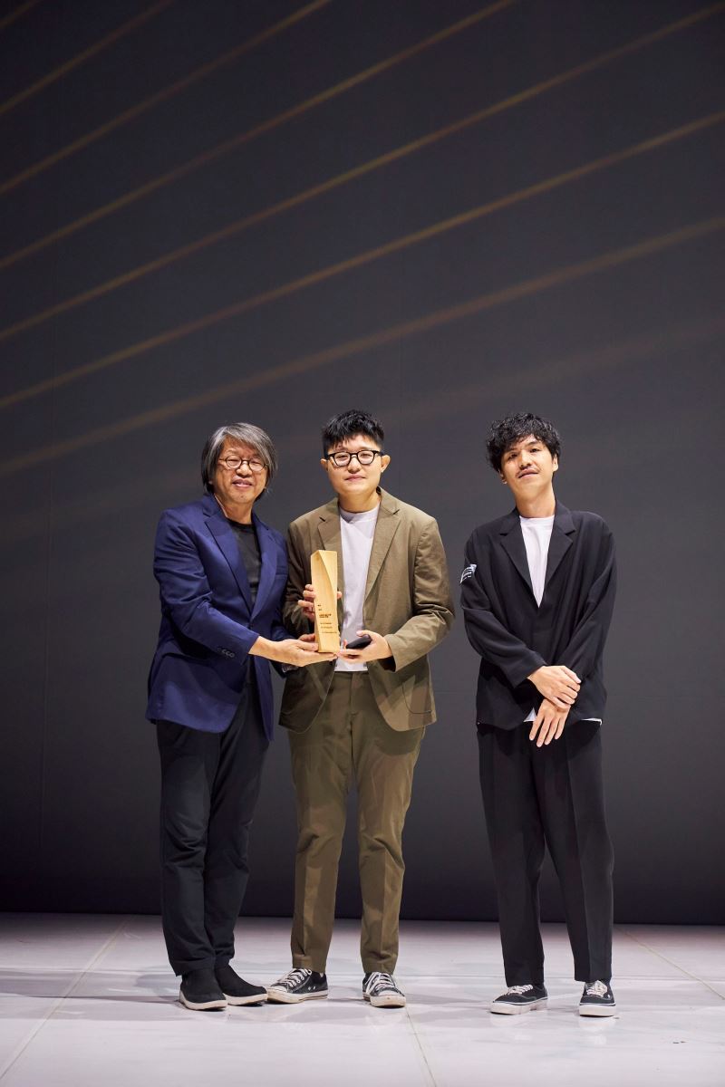 由龔書章老師所頒發的新銳設計師獎，其中一組獲獎人伴境空間設計林承翰、黃家憶。