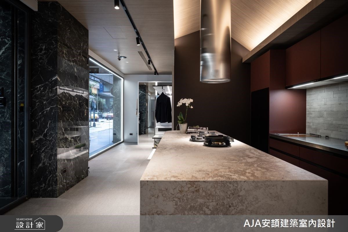 以最貼近生活的廚房作為展售中心入口區域的 opening 與倒 V 型木質天花呈現「家」的意象拉近行人與店家的距離。