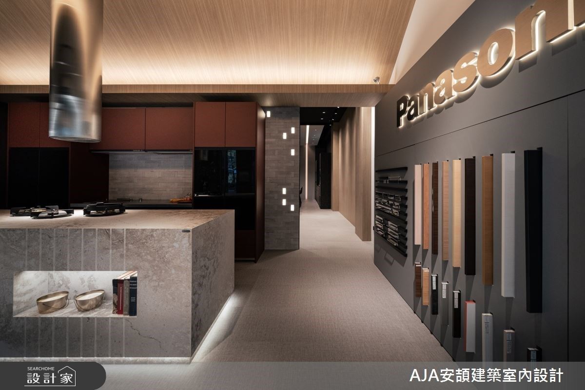 入門區域旁,霧灰壁面 Panasonic 招牌處展示旗下建材、五金配件,展現高質感與多元性。後方星光熠熠的牆面為下一套廚具空間的轉場做準備。