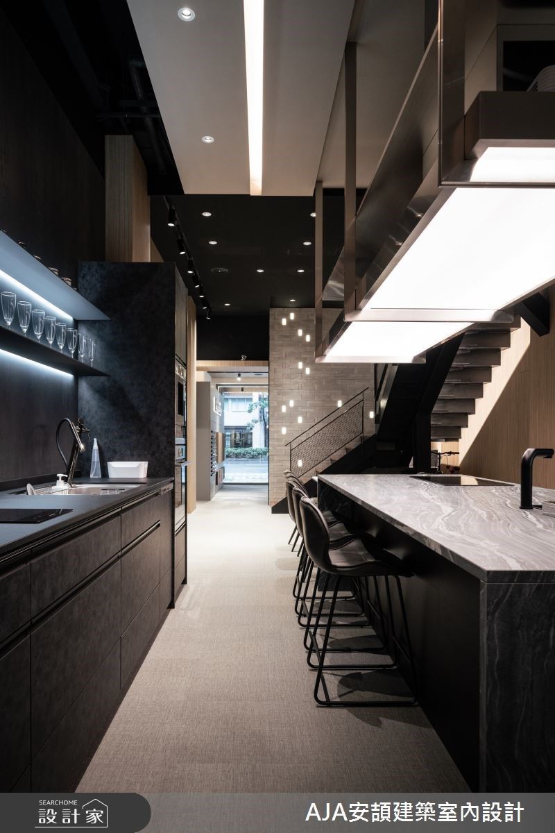 星光點點的牆面與簡約線條的天花燈條,彷彿高空樓層的星光熠熠,將空間調性帶入時尚簡約的現代都會感,與入門區域 House 概念的廚房型態截然不同,再次突顯品牌商品的多元性。