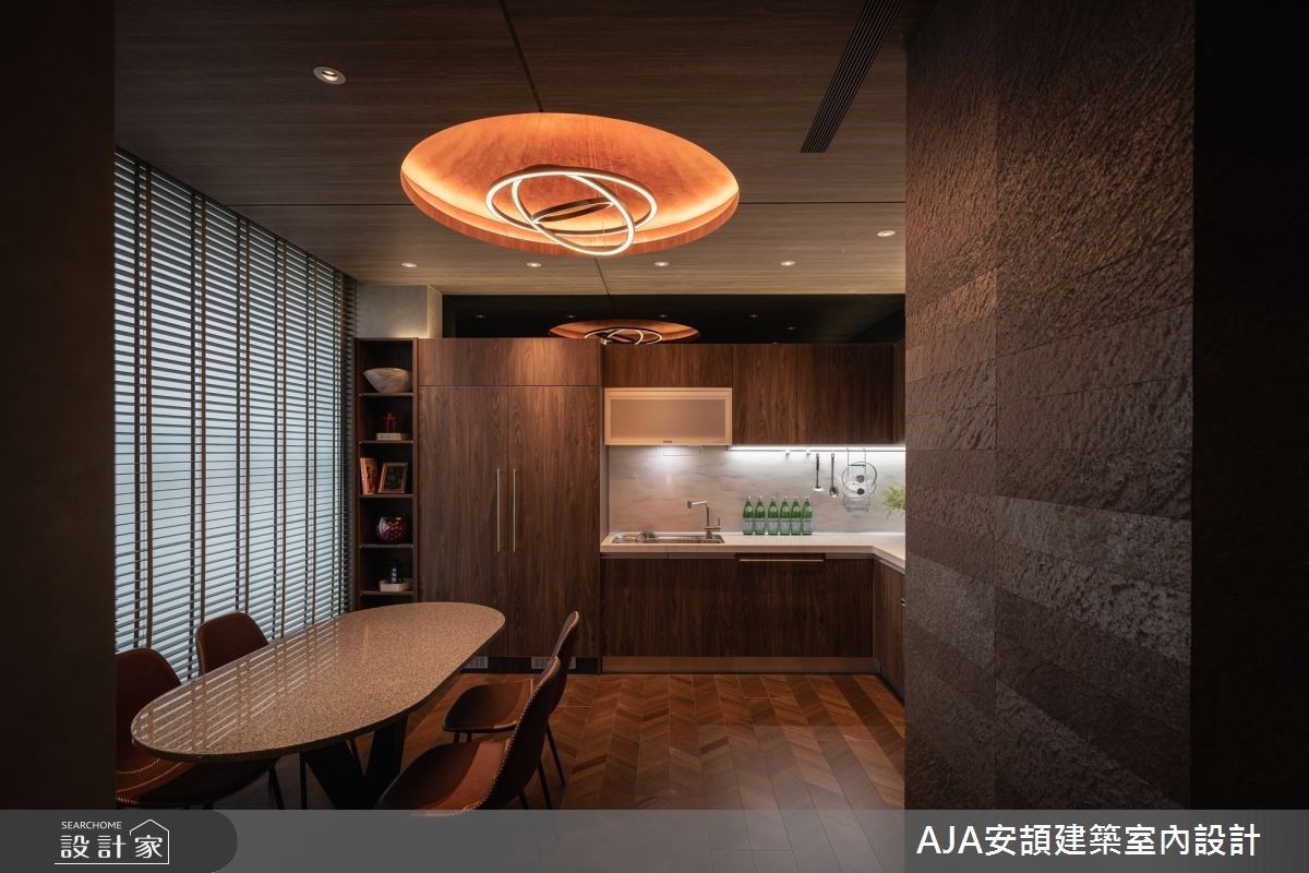 2 樓 – 人字木皮拼貼地板、以舊建築延伸出的局部穹頂天花搭配自然低彩的石紋磚壁面,呈現堆疊的層次感,用自然元素營造居家溫馨氛圍。