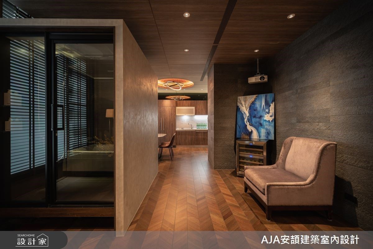 2 樓 – 過道休憩區,擺放智慧型系統衛浴間,同時運用衛浴間的壁面作為展品投影展示區。