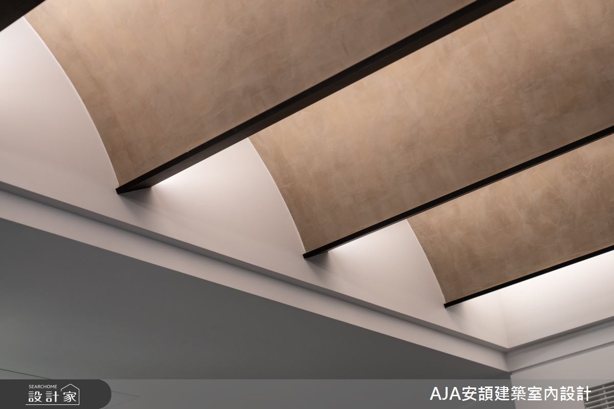 2樓 – 弧形格柵天花拉高了空間的高度與氣勢,燈影使展品的欣賞角度更有層次 ; 仿灰泥塗料壁面與煙燻橡木地板,自然低調的元素,適用映襯於絕大多數的居家廚具。