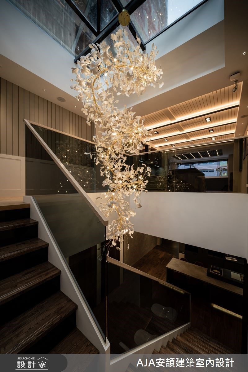 2~3 樓之間,葉面造型的大型垂墜燈,透過天井引入光源,拉近都市與自然的距離。