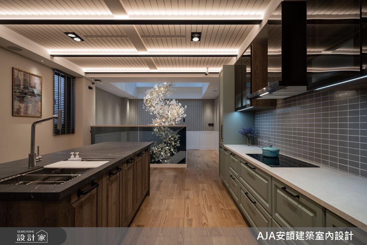 3 樓 – 除辦公室外,保留一處空間為鄉村風廚具的展示區,設計師採取鄉村風類似原木洗白處理的自然木質天花,為展示空間植入了鄉村風的基調,另外,線條間隔所透出的光源,猶如窗外射入的自然光 ; 立面處是沉藍色的石紋仿古磚與淺色木紋地板,天地壁充滿鄉村風元素。