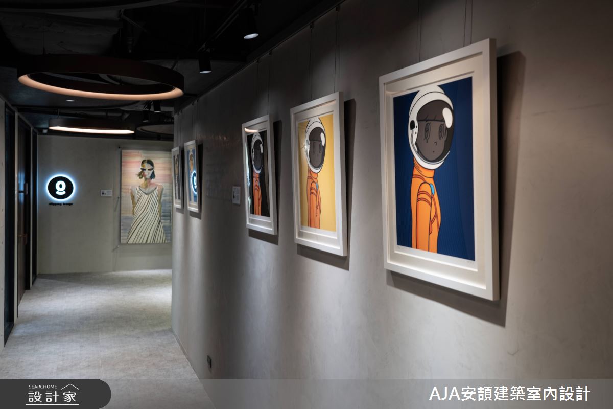 步出電梯,日本藝術家以女性為主題的畫作印入眼簾,時尚、俏皮、真我,符合美妝公司的產品定位。