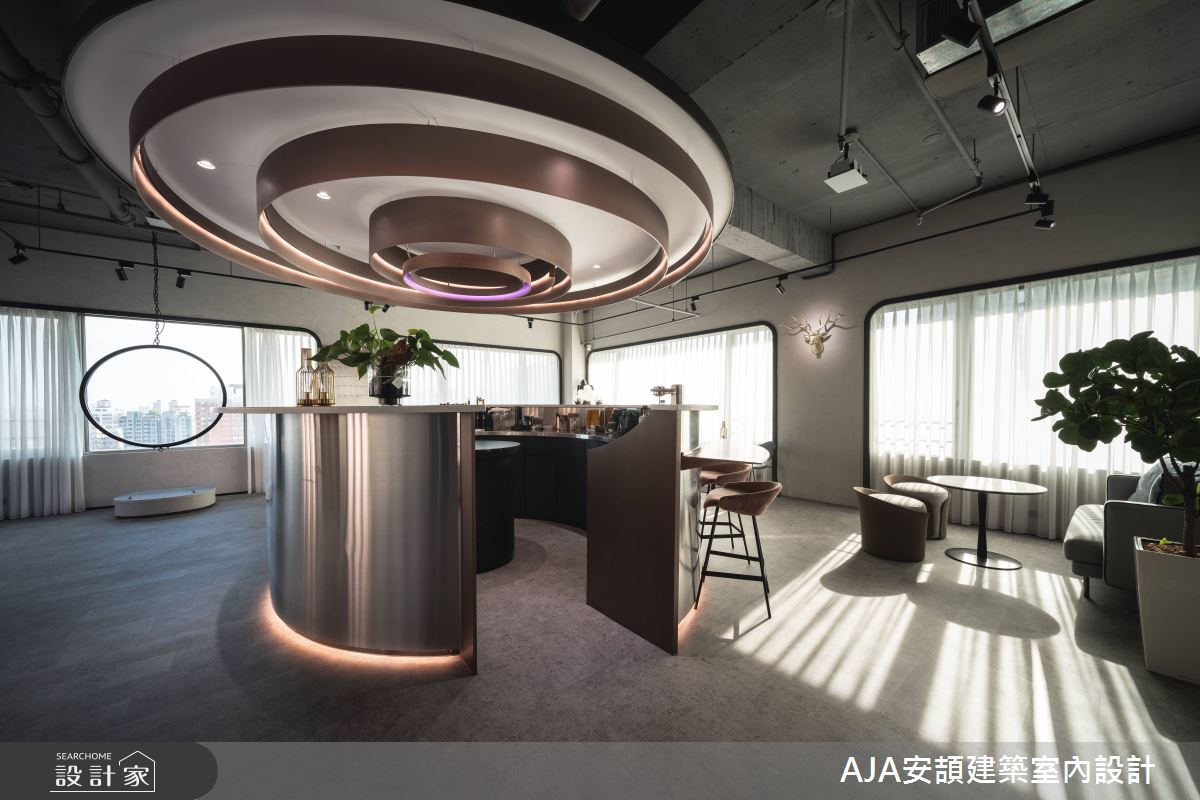 雙面落地窗採光與景色非常好。