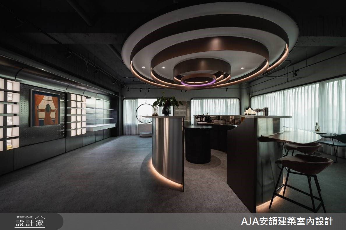 木作的圓形天花,透過金屬漆營造高質感咖啡的意象、使中央吧檯成為主視覺,與廊道上漣漪感的圓形天花相呼應。