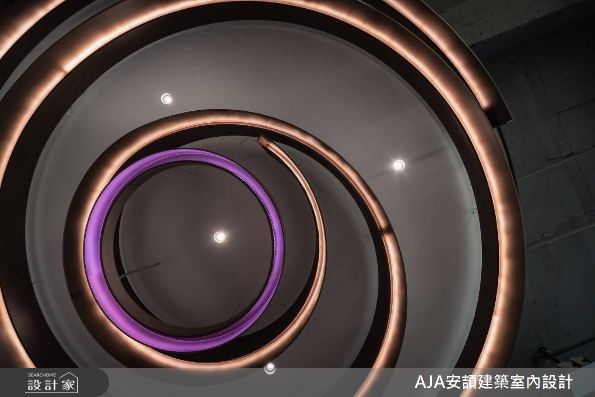 以同心圓理論延伸的手沖咖啡渦流感造型天花燈座,是咖啡招待所的核心概念。