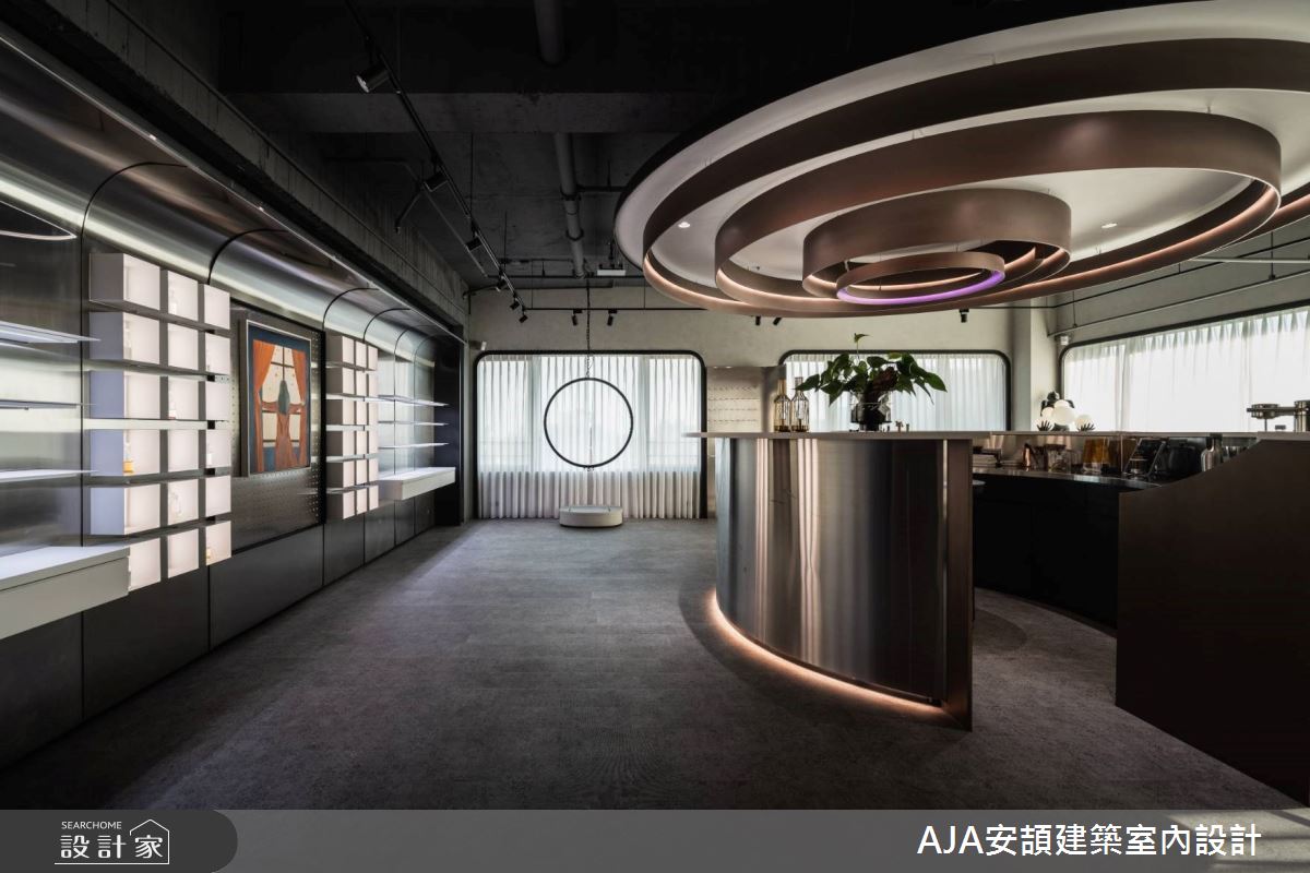 私人 Lounge 招待所結合企業精神與產品陳列,方便來訪的廠商與會議的員工及時參觀討論。