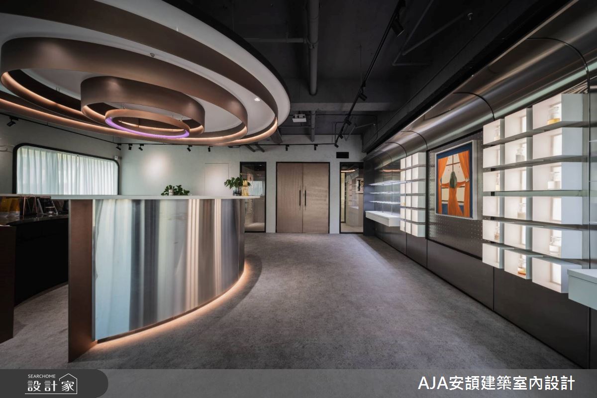 實驗室概念牆面選用具有反射性材質的不銹鋼作為主材,帶入實驗室簡約專業的感覺。