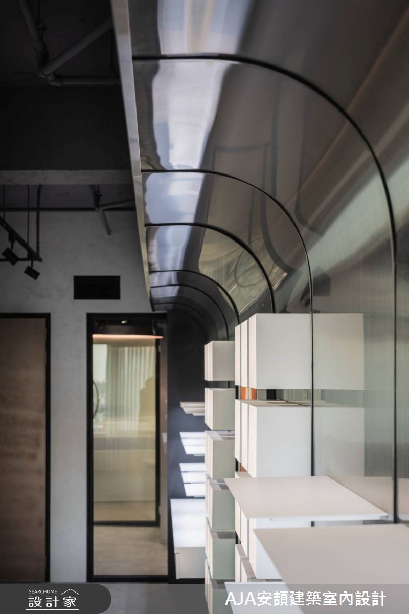 產品展示牆的設計將該公司美妝實驗室的專業意象移植到Lounge招待所。